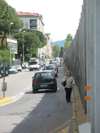 11. Via Buonsignori, a piedi in mezzo al traffico, 2