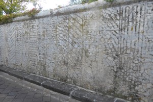 I muri graffiti della romantica Via San Leonardo