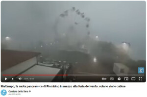 La ruota panoramica di Piombino in mezzo alla furia del vento: volano via le cabine, 18 agosto 2022 